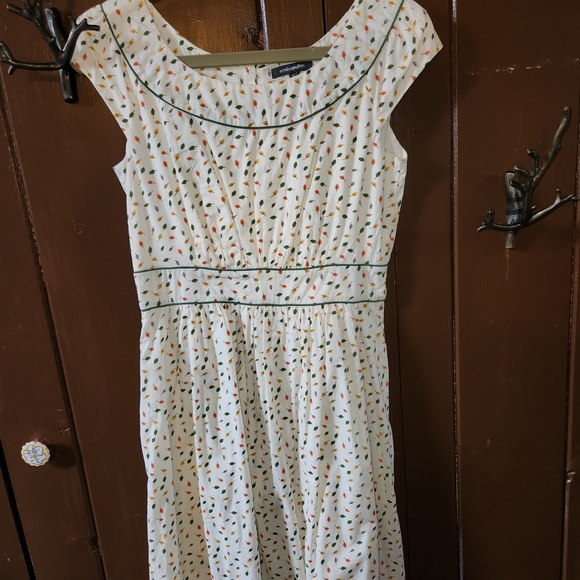 Elegant White Dress with Green Accents - Picture 1 of 8